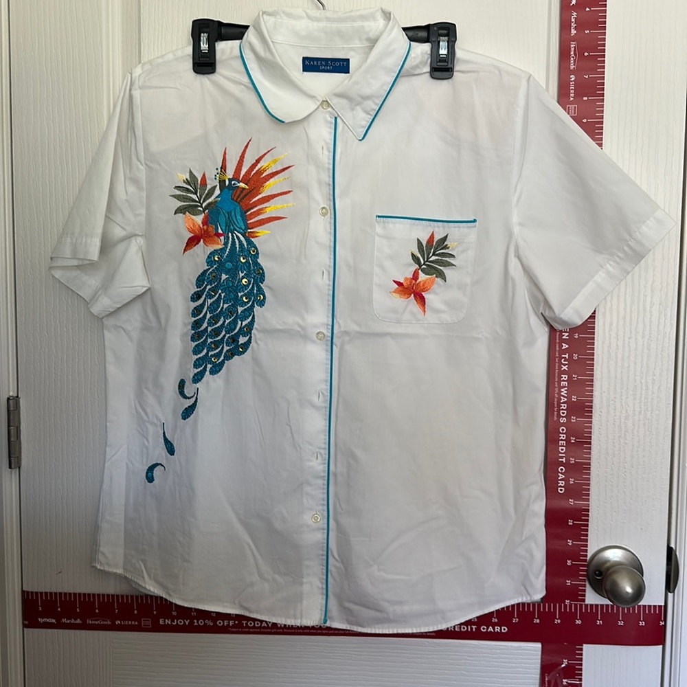 Karen Scott Sport Women’s Size Large with beautiful embroidery